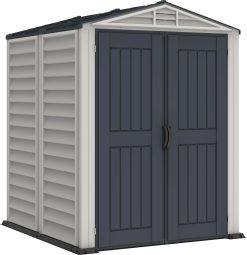 YardMate PLUS 5 x 5 (2.92 m²) Abri de jardin en plastique avec plancher en plastique robuste, structure de toit en métal robuste, ignifuge et sans entretien, Gris foncé/ Adobe